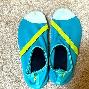 Like New, size 8, green and blue fitkicks .